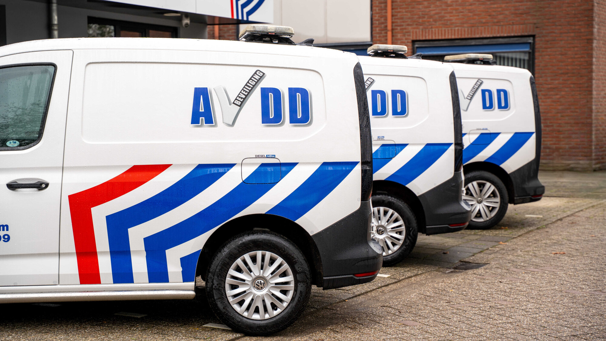 4 auto's van AVDD Beveiliging bij kantoor in Zevenaar met opdruk logo beveiligingsbedrijf