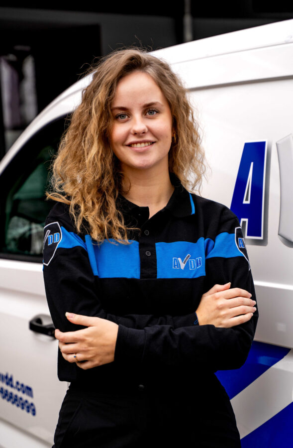 Vrouwelijke medewerker beveiliger van AVDD Beveiliging portretfoto bij de bedrijfsbus
